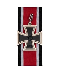 This shows the Knights Cross of the Iron Cross from a front view. -TN