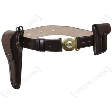 Front view of dark brown leather WW2 US M1916 Belt Set with brass-coloured buckle in the middle