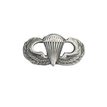 Front of silver-coloured US Paratrooper Wing Badge