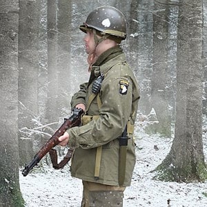 A side view of a WW2 US Airborne solider showing the airborne eagle patch