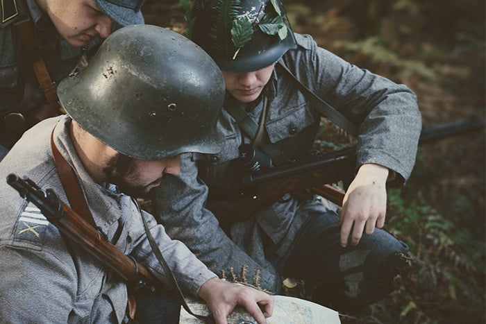Finish soldiers read a map